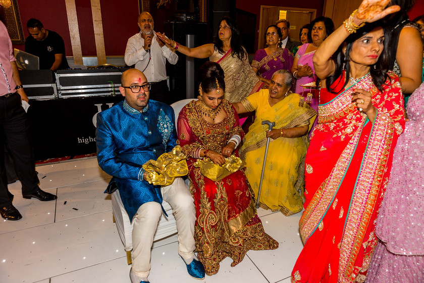 Pooja and Akask s wedding 1178 
 Pooja and Akask's wedding 
 Keywords: Baylis House, Buckinghamshire wedding photographer, Indian Wedding, Summer wedding