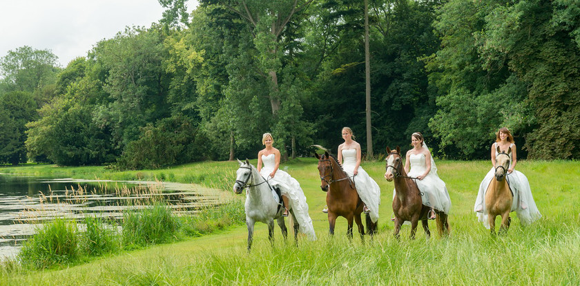 WWE Bridal Horse shoot 013 
 West Wycombe Horse shoot 
 Keywords: Buckinghamshire wedding photographer, Horses, Piers Photo, Summer, West Wycombe House