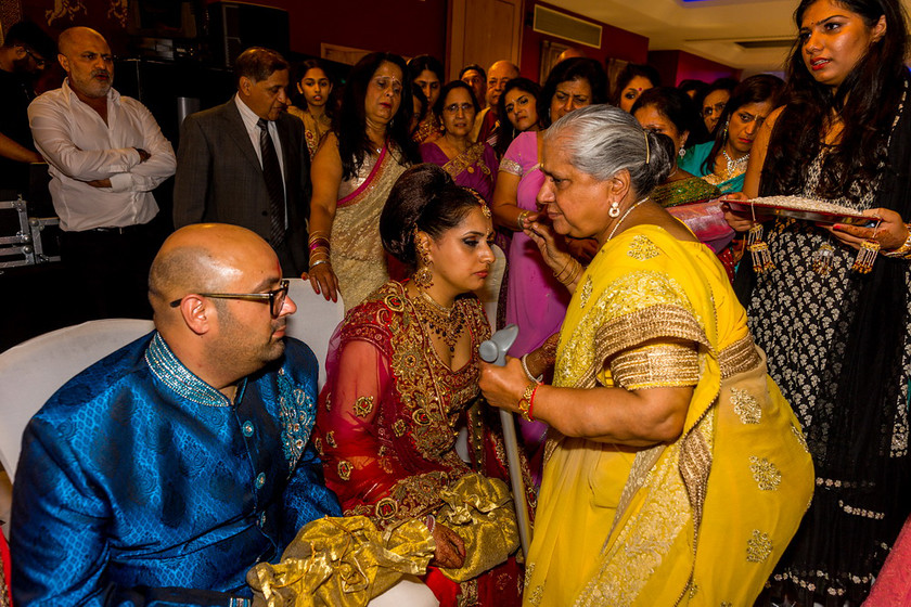 Pooja and Akask s wedding 1185 
 Pooja and Akask's wedding 
 Keywords: Baylis House, Buckinghamshire wedding photographer, Indian Wedding, Summer wedding