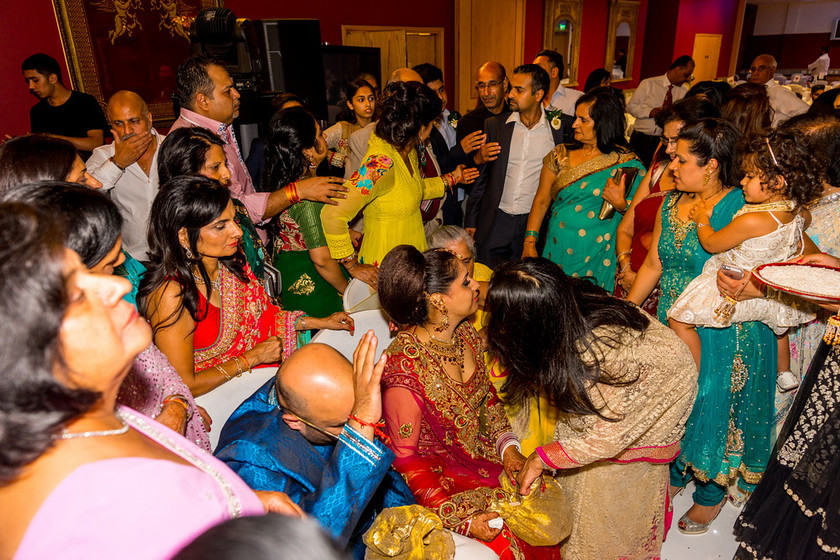 Pooja and Akask s wedding 1189 
 Pooja and Akask's wedding 
 Keywords: Baylis House, Buckinghamshire wedding photographer, Indian Wedding, Summer wedding