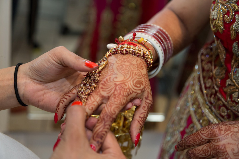 Pooja and Akash s wedding 0015 
 Pooja and Akask's wedding 
 Keywords: Baylis House, Buckinghamshire wedding photographer, Indian Wedding, Summer wedding