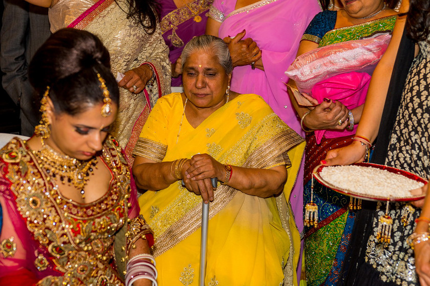 Pooja and Akask s wedding 1182 
 Pooja and Akask's wedding 
 Keywords: Baylis House, Buckinghamshire wedding photographer, Indian Wedding, Summer wedding