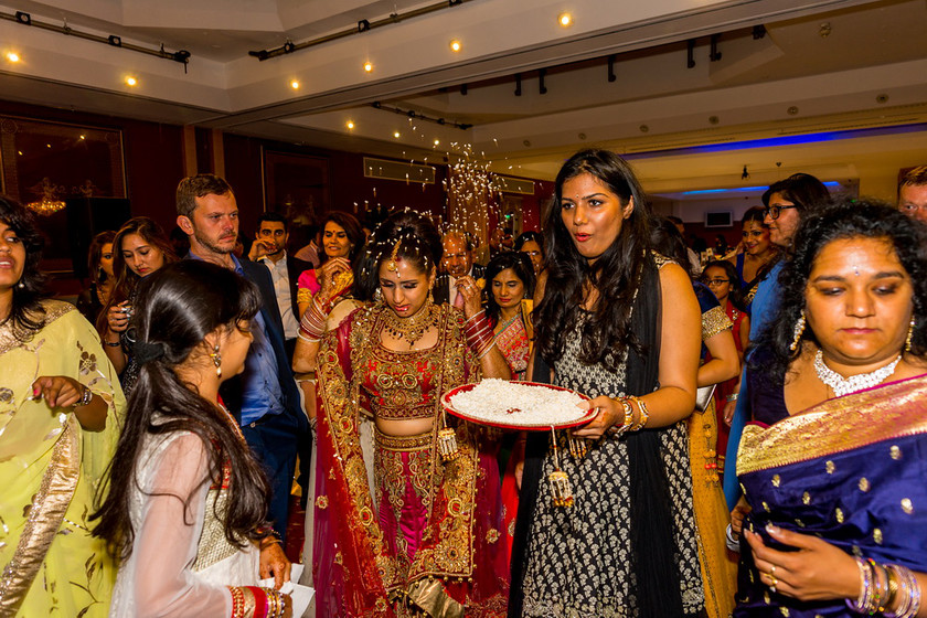 Pooja and Akask s wedding 1193 
 Pooja and Akask's wedding 
 Keywords: Baylis House, Buckinghamshire wedding photographer, Indian Wedding, Summer wedding