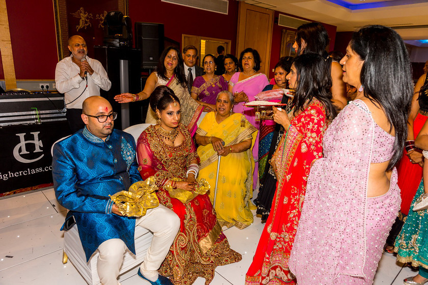 Pooja and Akask s wedding 1179 
 Pooja and Akask's wedding 
 Keywords: Baylis House, Buckinghamshire wedding photographer, Indian Wedding, Summer wedding