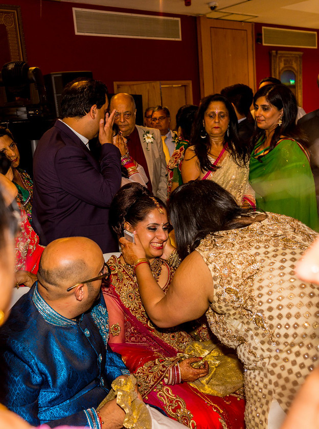 Pooja and Akask s wedding 1190 
 Pooja and Akask's wedding 
 Keywords: Baylis House, Buckinghamshire wedding photographer, Indian Wedding, Summer wedding