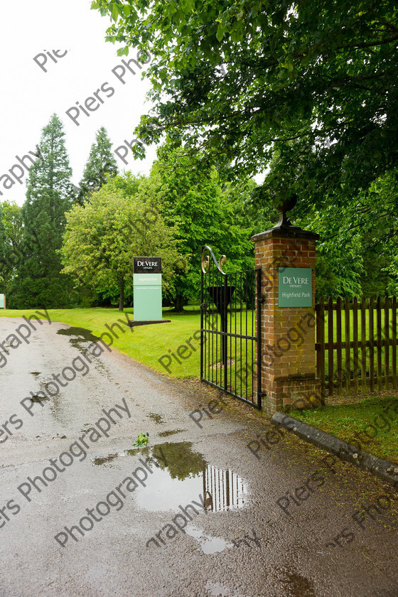 Suzi and Tim 004 
 Suzi and Tim's Wedding 
 Keywords: Buckinghamshire wedding photographer Highfield Park, Piers Photography, Wet Wedding